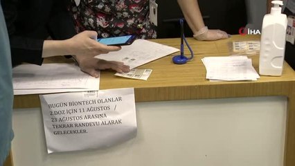 Arkadaşı ile alışverişe gitmişti, AVM'de annesinin elinden Covid-19 aşısını oldu