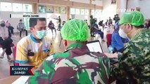 Warga Kota Jambi Antri Menunggu Vaksin di Korem