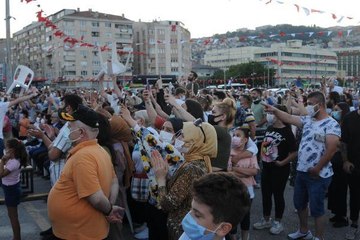 "Araçta konser" normal konsere döndü! Şevval Sam'ın müzik ziyafetinde koronavirüs unutuldu