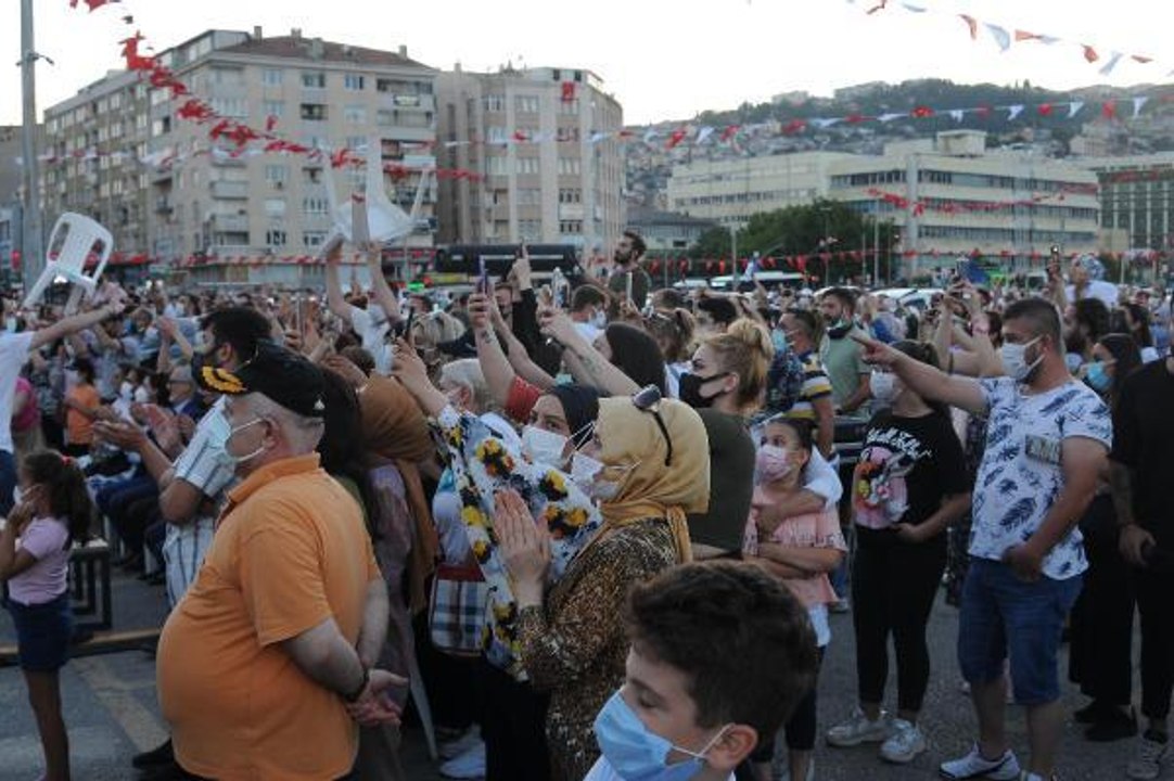 "Araçta konser" normal konsere döndü! Şevval Sam'ın müzik ziyafetinde koronavirüs unutuldu