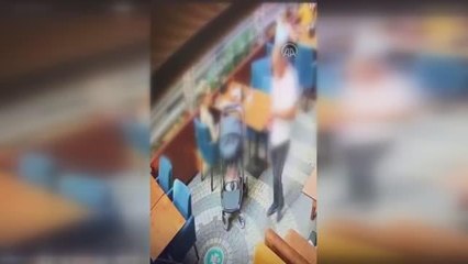 Kafede karısını darbeden zanlıya kadın müşterilerin müdahalesi güvenlik kamerasında