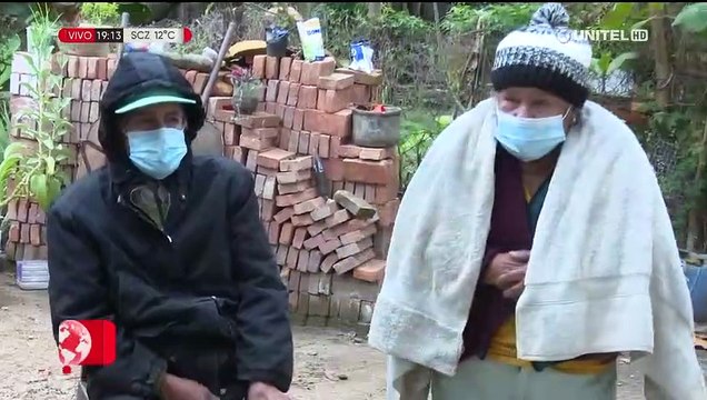 Una pareja de adultos mayores sufre por las bajas temperaturas y pide ayuda a la población