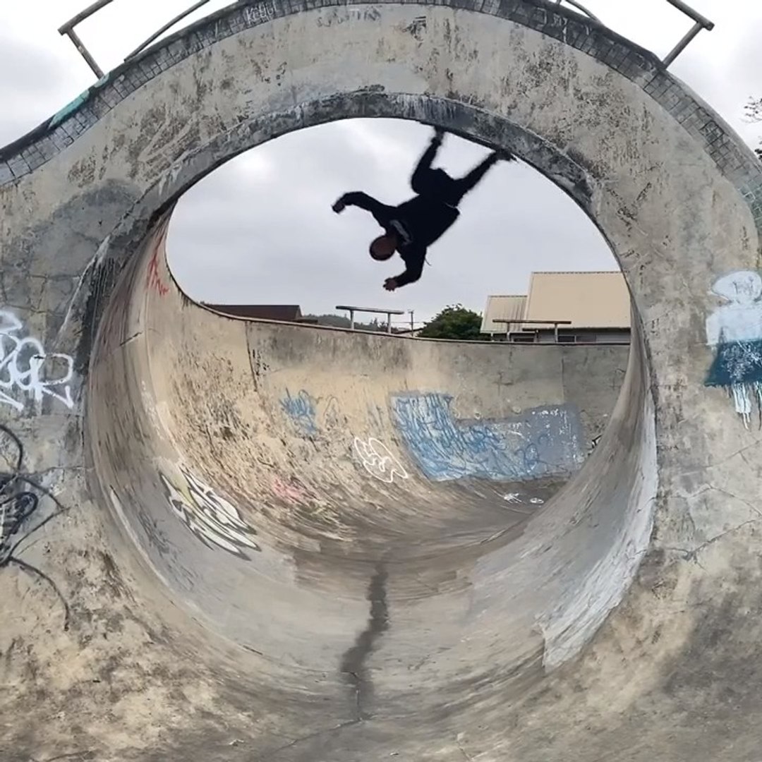Guy Turns Upside Down While Skateboarding Inside Loop At Skatepark - video  Dailymotion