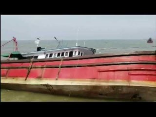WATCH Fish Boat Crashed Into Seashore In Mangalore
