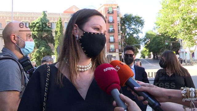 Esther Doña llega a la misa en memoria de su marido y afirma que es el hombre de su vida