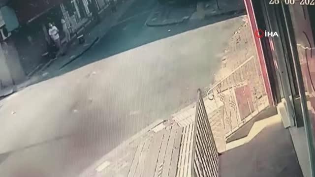 Güngören'de bir binanın 3. katındaki balkon çöktü, anne ve çocuğunun saniyelerle kurtulduğu anlar kamerada