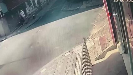 Güngören'de bir binanın 3. katındaki balkon çöktü, anne ve çocuğunun saniyelerle kurtulduğu anlar kamerada