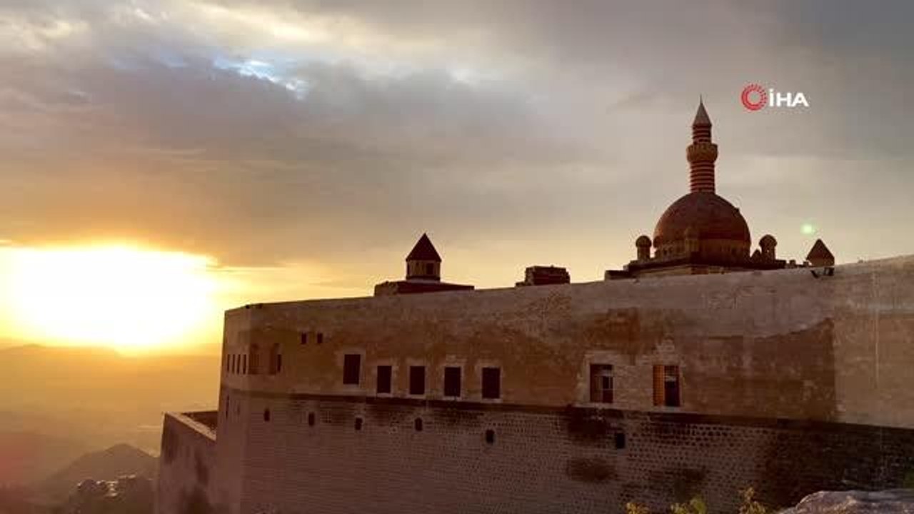 Tarihi İshak Paşa Sarayı'nda eşsiz gün batımı manzarası