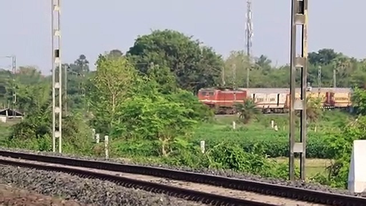 Special offlink (SANTRAGACHI wap-4) Howrah-Maldatown Express towards Katwa through a huge curve __