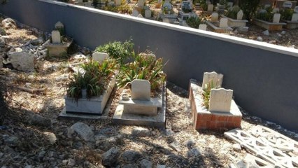 Mezarlığa duvar örüldü kabirler dışarda kaldı