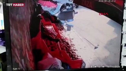 Manav reyonuna giren otomobilden saniyelerle kurtuldular