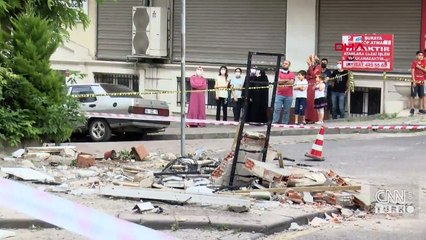 Balkonun altında kalmaktan saniyelerle kurtuldular