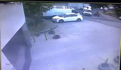 İstanbul'da "murç" dehşeti kamerada: Genci önce dövdü sonra murç ile başına vurdu