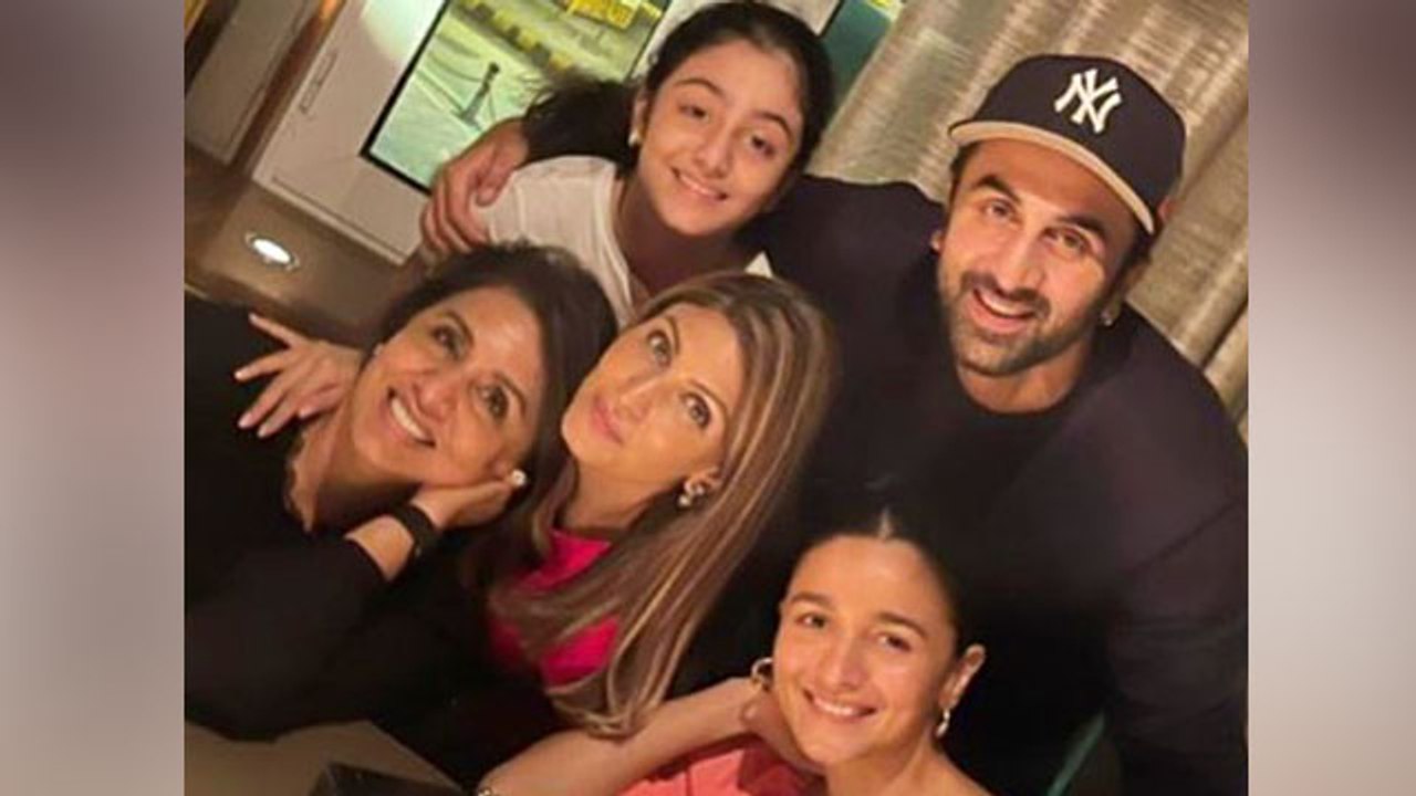 क्या Neetu Kapoor ने Ranbir Kapoor और Alia Bhatt की सगाई करवाई? Share किया ये! | FilmiBeat