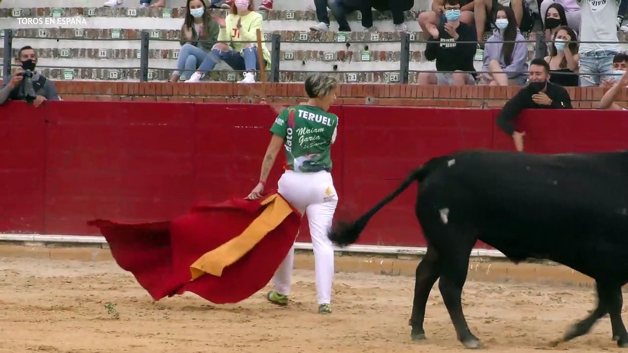 LA SANTIAGUITA TOREANDO EN TERUEL