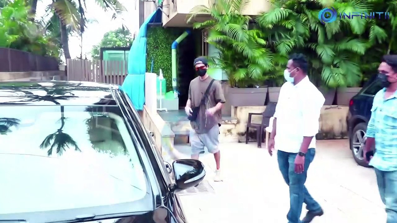 Shahid Kapoor flaunts his biceps