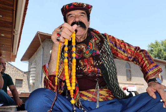 DİYARBAKIR - Renkli giyimi ve tarzıyla dikkati çeken Kemal Dayı ile fotoğraf çektirmek için sıraya giriyorlar