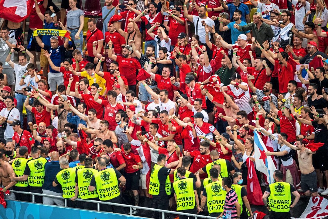 Schweizer Fans bejubeln Sieg gegen Frankreich