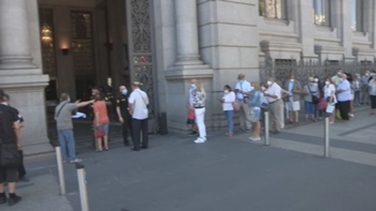 Largas colas en las últimas horas para cambiar las pesetas por euros