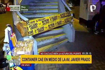 Puente Ricardo Palma: Container termina volcado tras intentar pasar debajo y no respetar altura