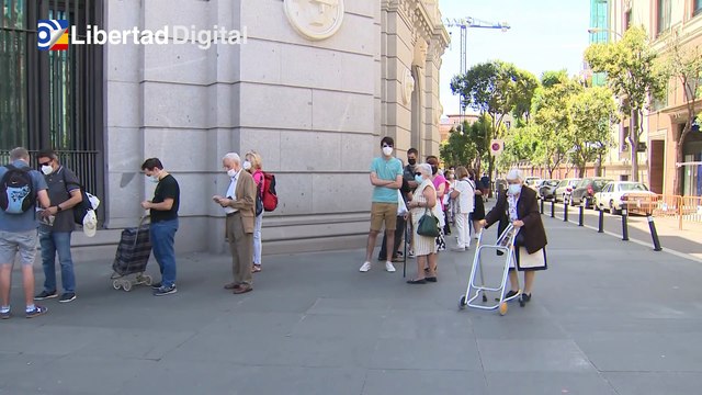 Colas interminables para cambiar las últimas pesetas por euros a falta de un día para expirar el plazo