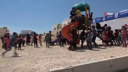- İdlib’te 341 briket ev dualarla teslim edildi- İçerisinde cami, sağlık ocağı ve çocuk parkı gibi sosyal alanlardan oluşan toplam bin 500  kişinin barınabileceği yaşam alanı hizmete sunuldu