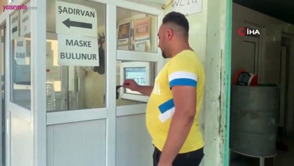 Çıraklık yapan karga izleyenleri güldürüyor!