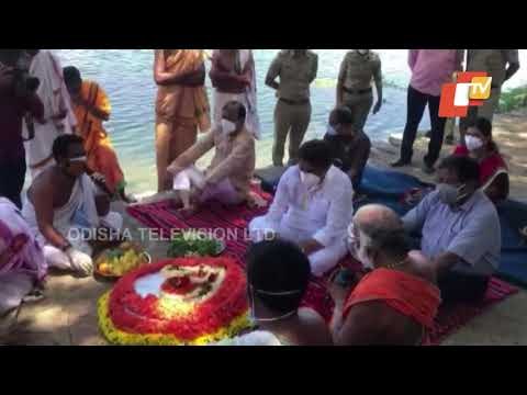 Karnataka Minister Performs Last Rites Of Unclaimed Bodies