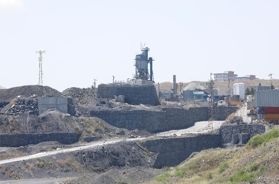 Sultangazi’de korkutan görüntüler; Dev çukurlar tehlike saçıyor