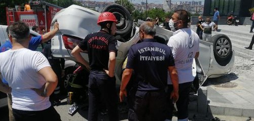 Son dakika! BAHÇELİEVLER'DE KAVŞAĞA HIZLA GİREN İKİ ARAÇ ÇARPIŞTI; KAZA KAMERADA