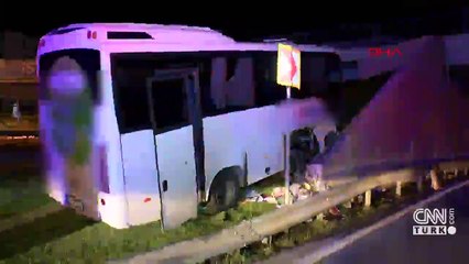 Midibüs kontroldan çıktı, viyadük ayağına çarptı