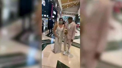 Les mariés défilent dans le centre commercial où ils se sont rencontrés