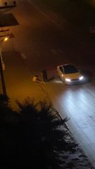 OTOMOBİLİNDEN İNEN KADINI DÖVDÜ, SERBEST KALDI