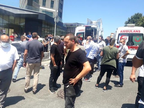 Yenibosna'da kaza yapan otomobilde sıkışan sürücü itfaiye ekipleri tarafından kurtarıldı