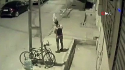 Sultangazi'de elektrik direğine bağlanan bisikleti böyle çaldı