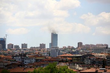 Ankara'da 35 katlı bir binada yangın çıktı