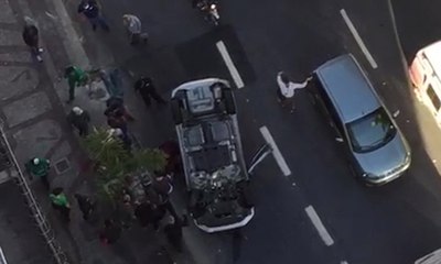Carro capota perto da Praça Raul Soares, em Belo Horizonte