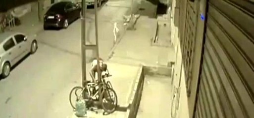 Sultangazi'de elektrik direğine bağlanan bisikleti böyle çaldı