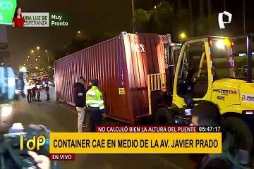 Puente Carriquiry queda dañado y es clausurado tras choque de container en avenida Javier Prado