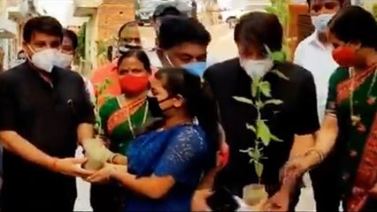 मनोज तिवारी बांट रहे है तुलसी का पौधा,शेयर कर बताये इसके फायदे