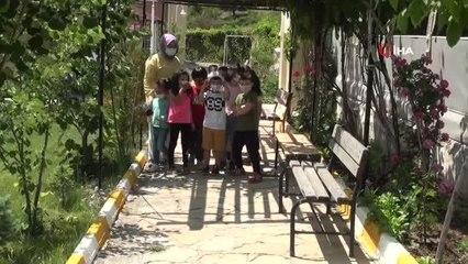 Kreş öğrencileri pandemi nedeniyle ziyaretçilere hasret kalan huzurevi sakinlerini ziyaret etti