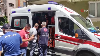 Arkadaşını bıçakladı, çatıdan kaçmak isterken yere düşerek ağır yaralandı