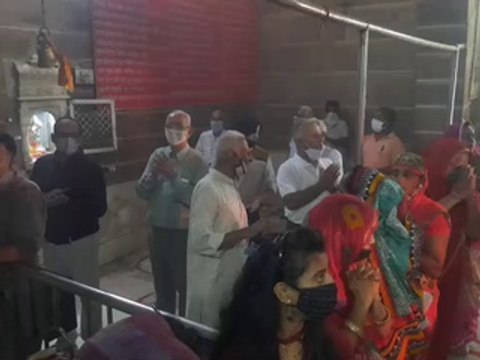 मंदिरों में आरती में उपस्थित हुए श्रद्धालु, कोरोना से मुक्ति दिलाने की प्रार्थना