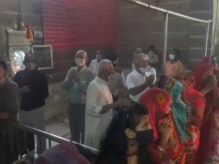 मंदिरों में आरती में उपस्थित हुए श्रद्धालु, कोरोना से मुक्ति दिलाने की प्रार्थना