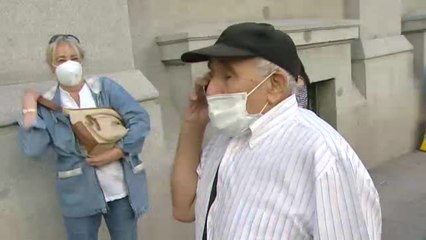 Largas colas para canjear pesetas en el Banco de España