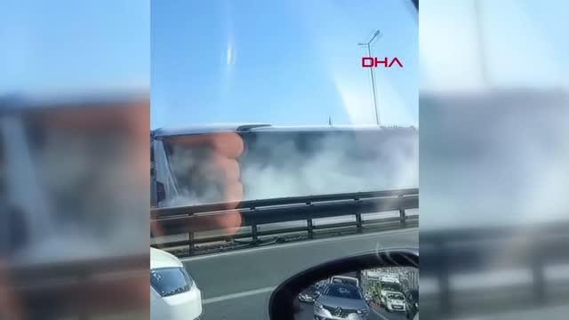 METROBÜSTEN DUMANLAR YÜKSELİNCE YOLCULAR TAHLİYE EDİLDİ