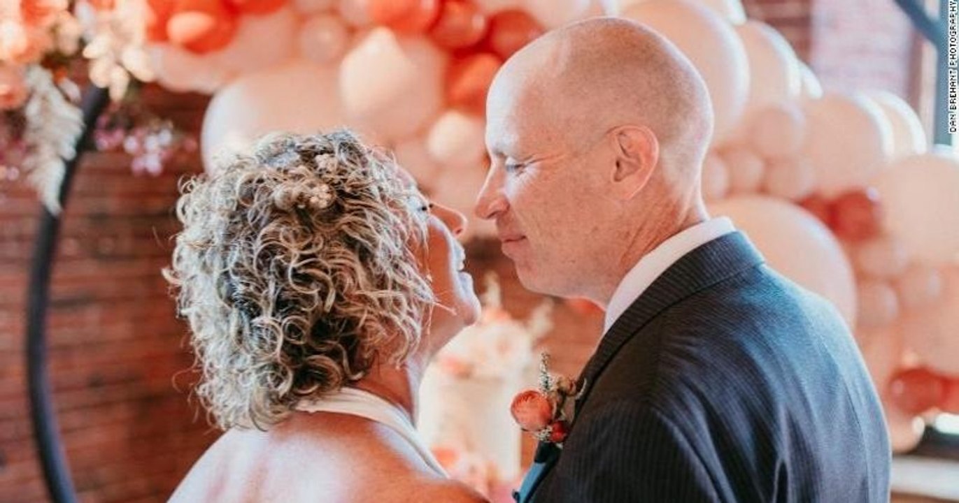 Un homme atteint de la maladie d'Alzheimer retombe amoureux de sa femme et l'épouse pour la deuxième fois