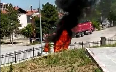 TOKAT'TA PARK HALİNDEKİ OTOMOBİL YANDI