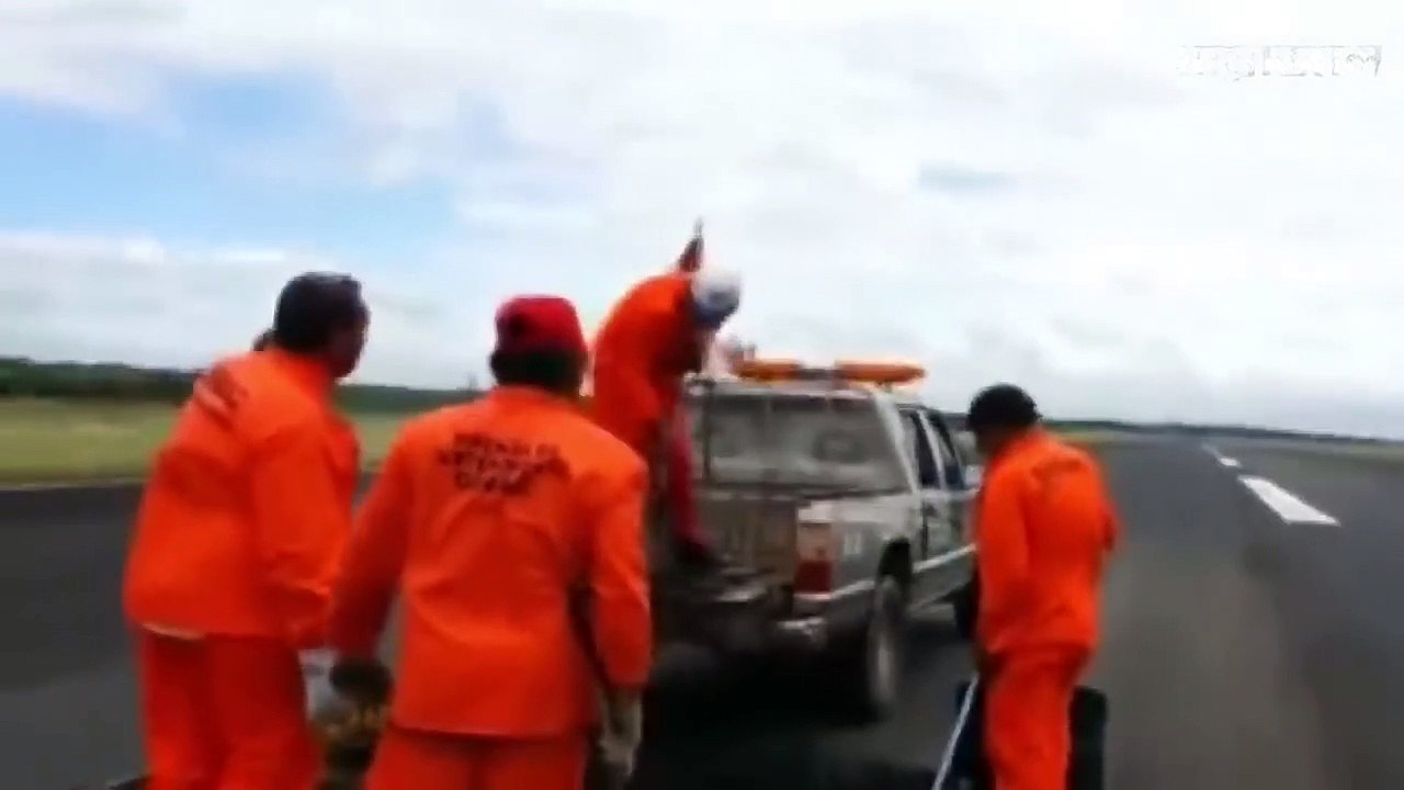 মেয়েটির সামনে প্লেনের মধ্যে যা ঘটে গেল তা আপনি কল্পনায় ও আনতে পারবেন না !