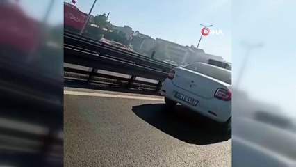 Download Video: - Beylükdüzü Haramidere mevkiinde  motorundan  dumanlar çıkan metrobüs durdurularak yolcular indirildi. Olay yerine itfaiye ekipleri sevk edildi.